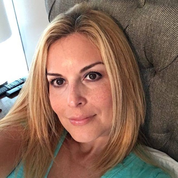 Meet your Posher, Monica - Picture 1 of 4